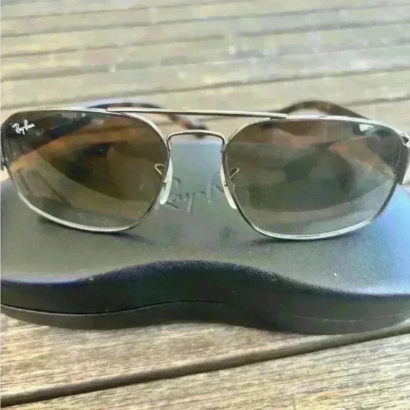 Ray-ban Gradient sunglasses with silver hardware includes case- EUC no scratch - Picture 8 of 11